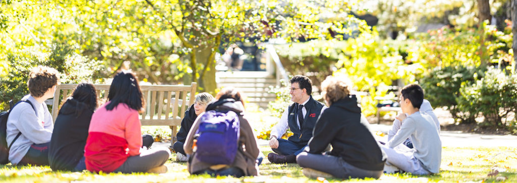 校长 克里斯Kolovos sits outside with bbin娱乐平台 students